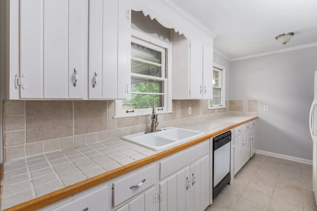 Building Photo - 260 Binkley Dr