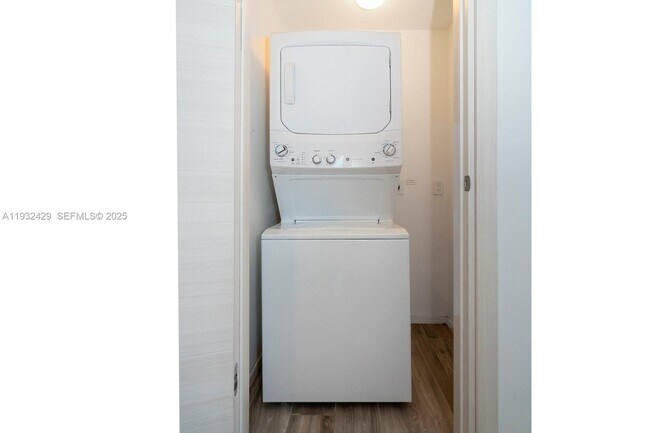 Building Photo - 801 S Miami Ave