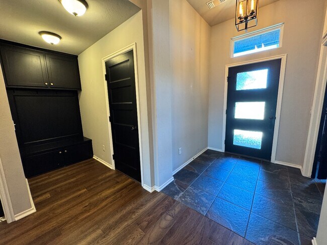 Building Photo - 1104 Black Mesa Rd