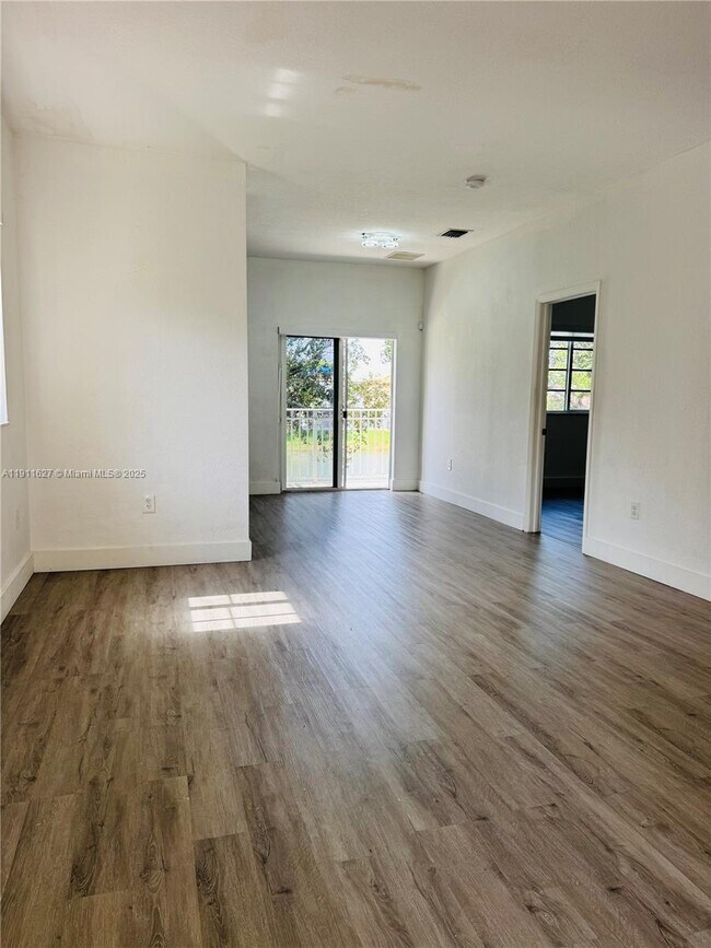 Building Photo - 364 NE 25th Pl