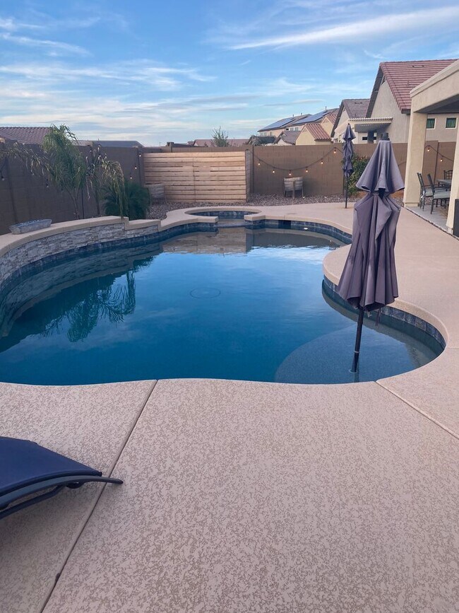 Building Photo - Fully furnished short term rental in Florence w/heated pool and spa