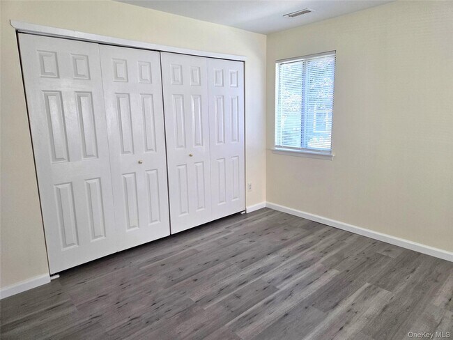Building Photo - 868 Birchwood Park Dr