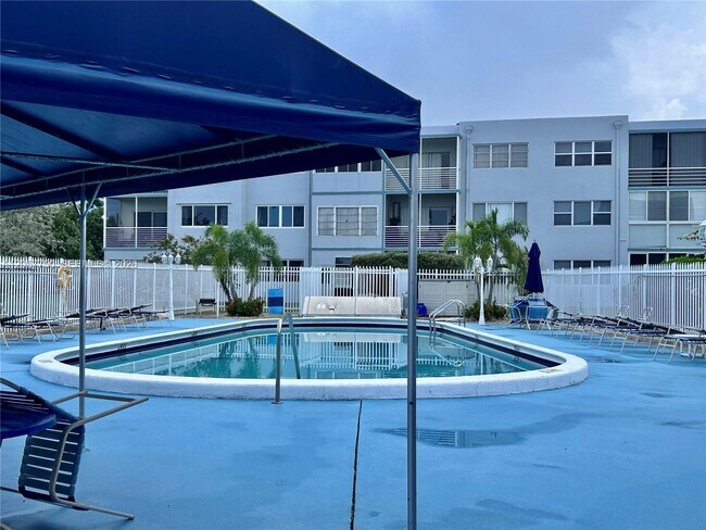 Building Photo - 2300 Park Ln