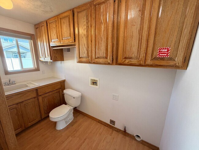 Building Photo - Spacious 3 Bed, 2.5 Bath House in Spokane Valley!