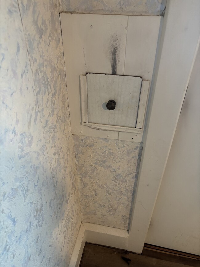 Building Photo - 2 S Vine St