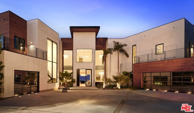 Building Photo - 13331 Mulholland Dr