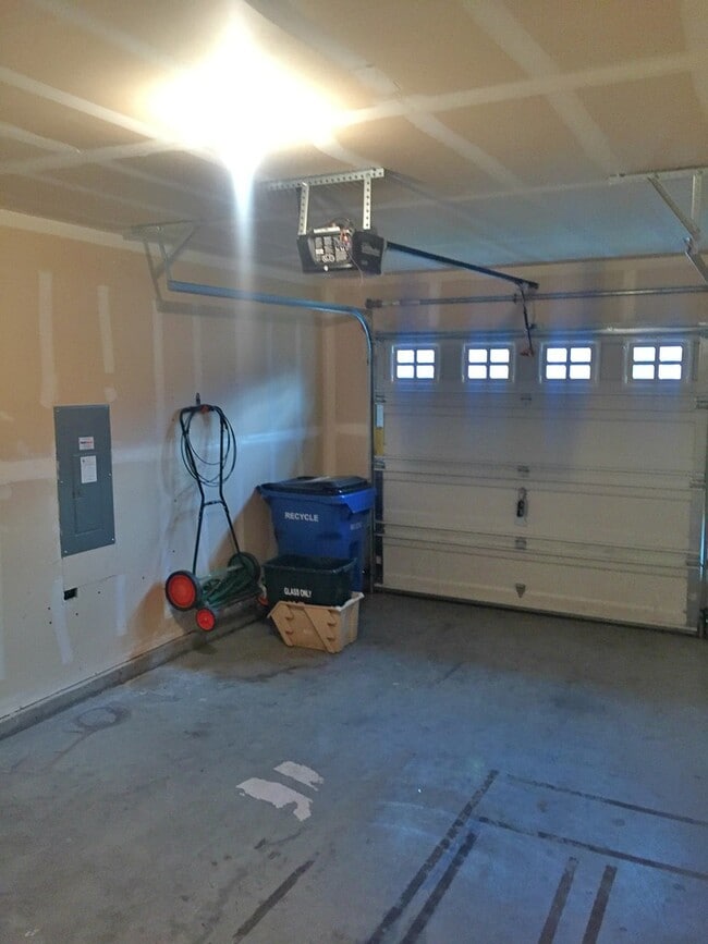 Building Photo - Spacious 3 Bed/2.5 Bath Home in VAN MALL Area!