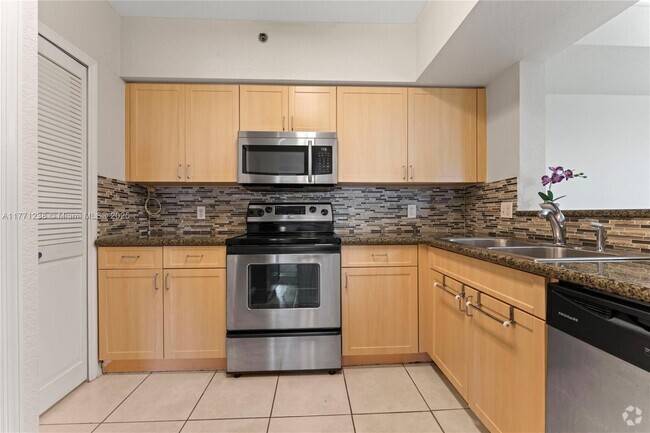 Building Photo - 9340 Fontainebleau Blvd