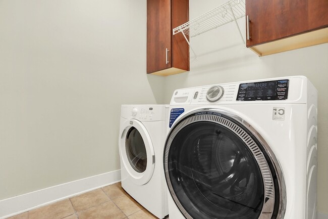 Building Photo - 358 Island Dr