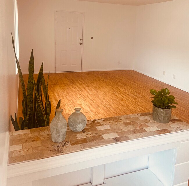 Building Photo - 415 S Verdugo Dr