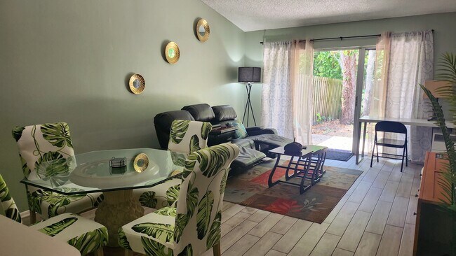 Bright and Spacious - 5014 Gainsville Dr