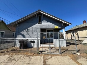 Building Photo - E. Walnut 2br 1 ba w/d hookup