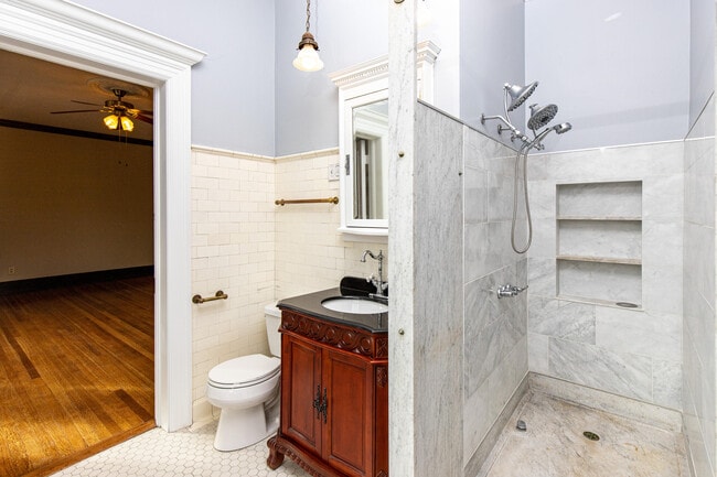 Building Photo - 2836 E Belleview Pl