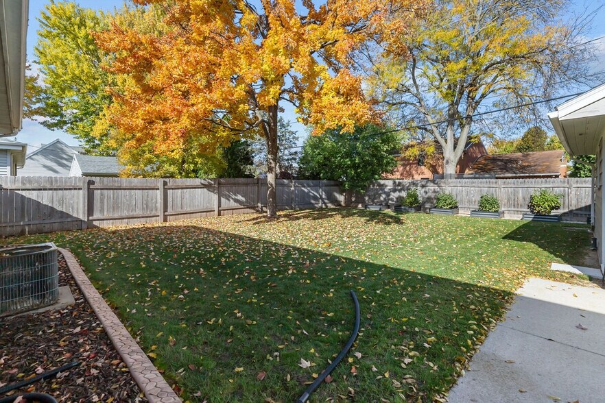 Building Photo - 810 E Pershing St