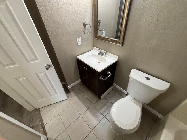 Building Photo - 3 bed 2 bath home