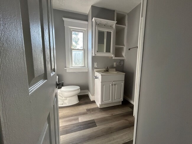 Building Photo - 3 Bedroom 2 Bath House in Moline with a Bo...