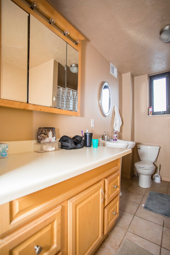 Building Photo - 421 E Carson St