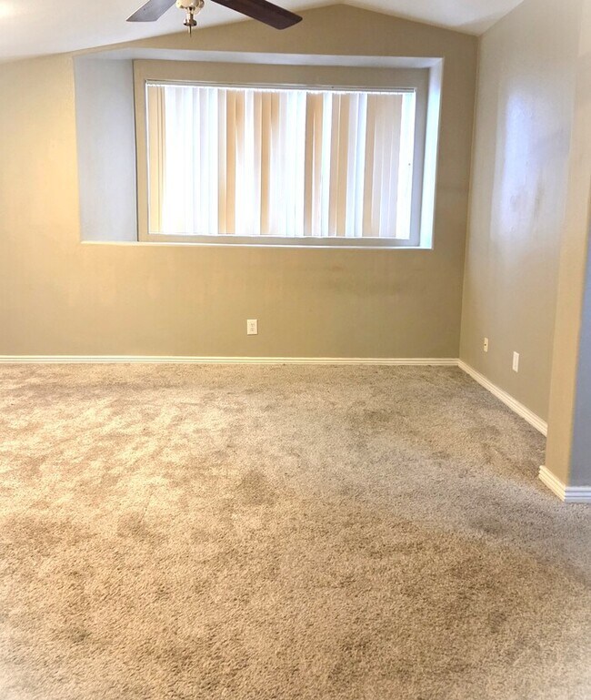 Building Photo - Stunning 4-bedroom 2-bathroom home