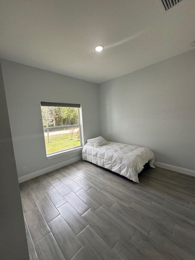 Building Photo - 3 Bedroom 2 Bath 1 Car Garage