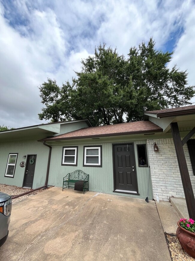 Building Photo - 1 bedroom 1 bath apartment off house