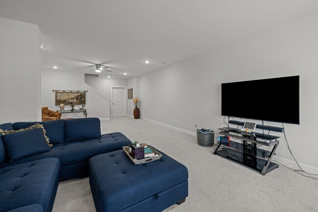 Building Photo - Like new townhome in Wykoff!