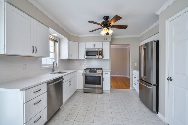 Building Photo - 389 Colonial Cir