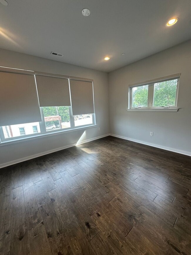 Building Photo - Beautifully Renovated 4 Bed/ 3.5 Bath With Rooftop!