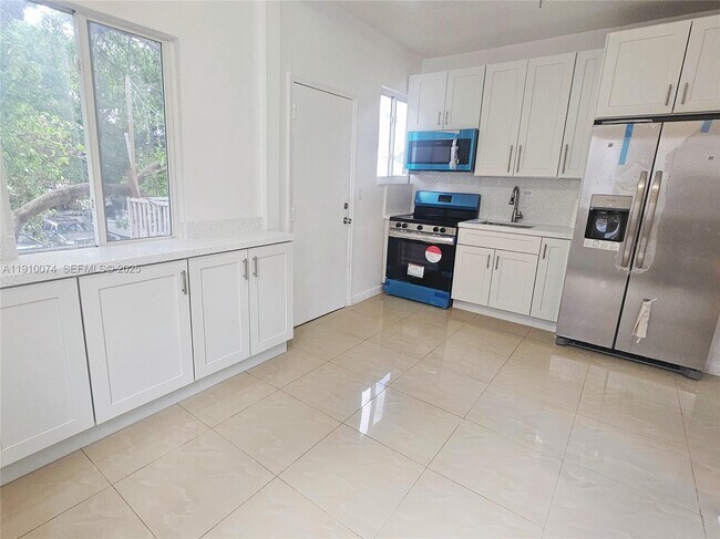 Building Photo - 977 SW 5th St