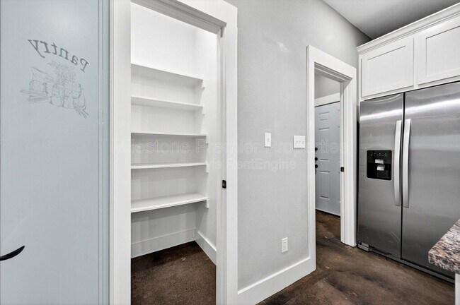 Building Photo - 211 W Murray St