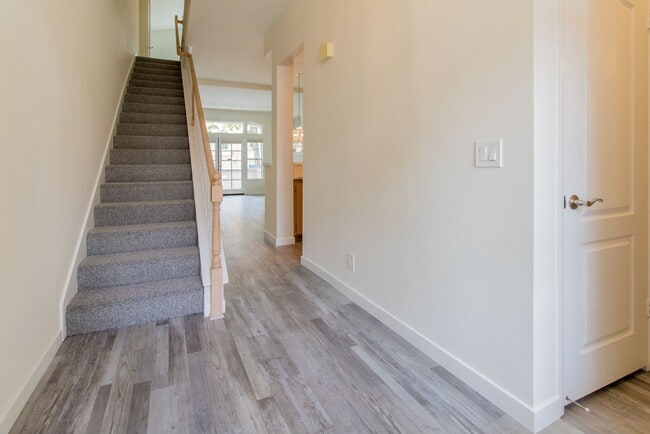 Building Photo - Beautiful 2 Bed, 2.5 Bath Two-Story Townhome in Belsera