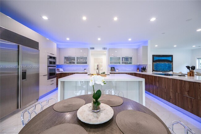 Building Photo - 7125 Los Pinos Blvd