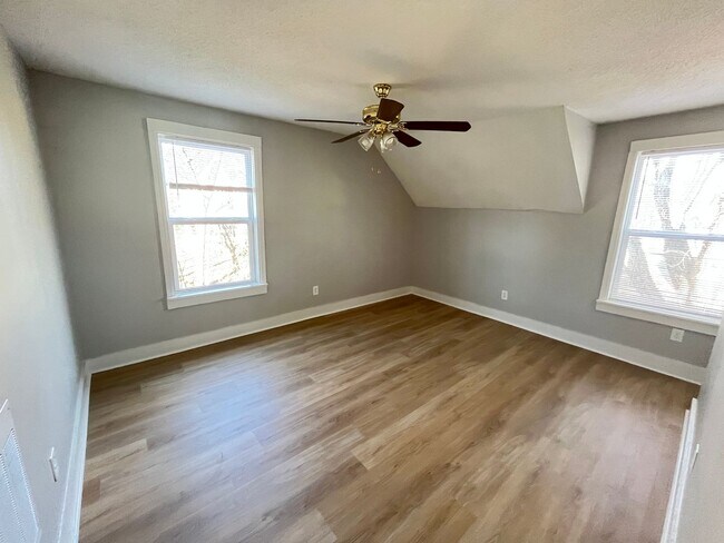 Building Photo - Charming Huntsville Living Awaits!