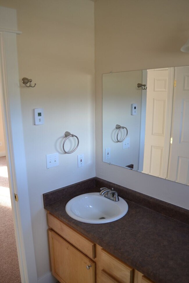 Building Photo - Oak Street Duplex