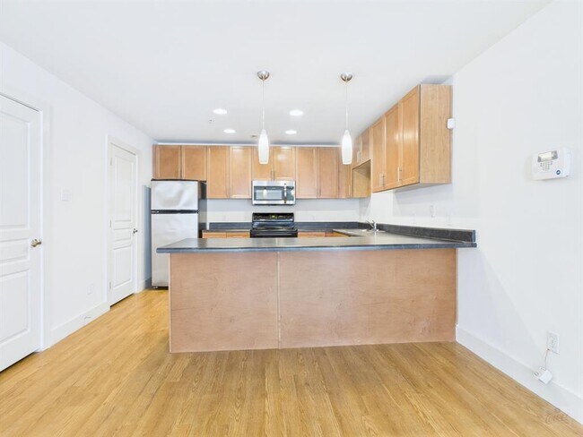 Building Photo - 711 W 32nd St