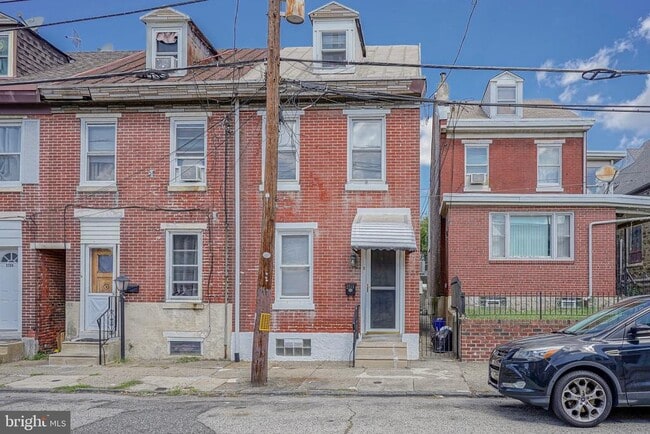 Building Photo - 2713 Kirkbride St