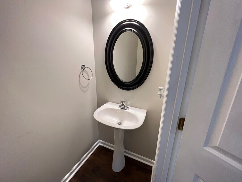 Building Photo - Room in Townhome on Governors Dr