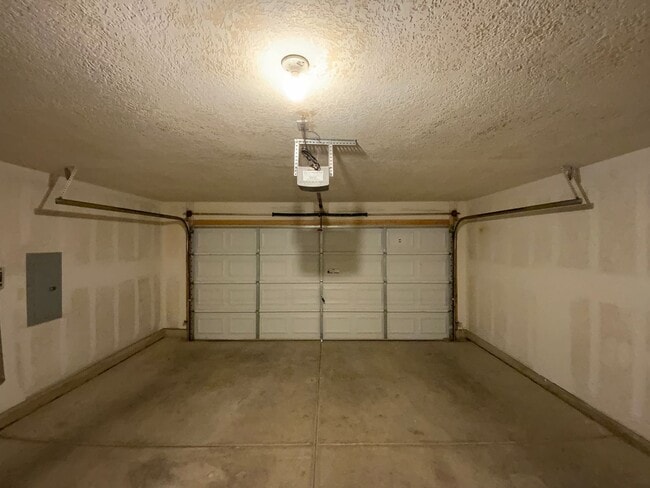Building Photo - 3 Bedroom Single Story Home Available Near...