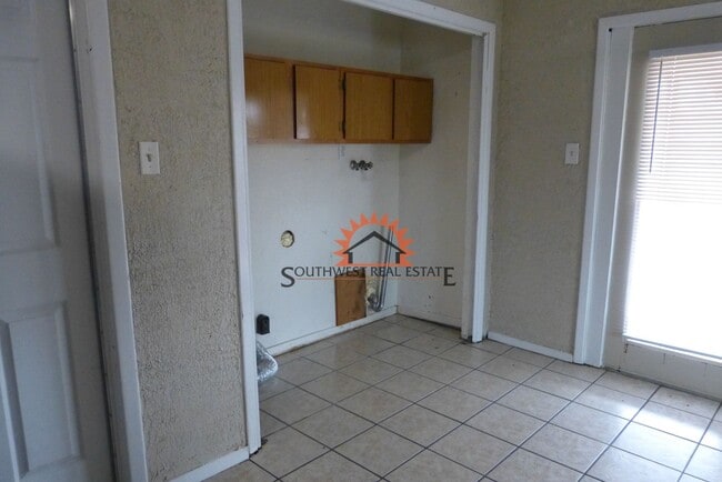 Building Photo - Lovely 3 bedroom 2 bath brick home.