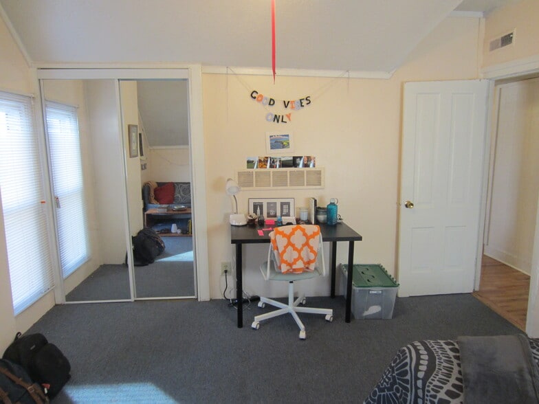 Building Photo - 1324 Vermont St