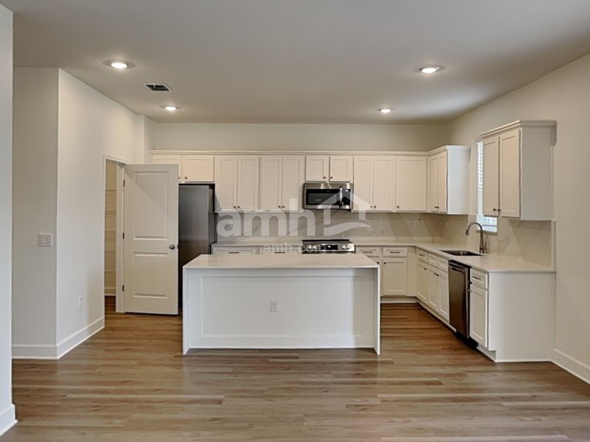 Building Photo - 3012 20th Ave W