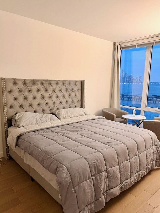 Building Photo - 25 Park Ln S