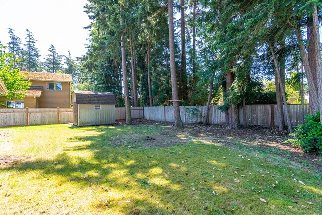Building Photo - 4 bedroom 2 bath home