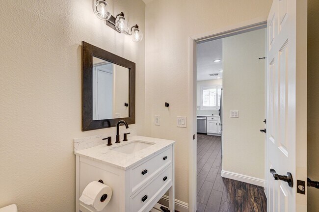 Building Photo - Stylish Townhome with Private Patio!