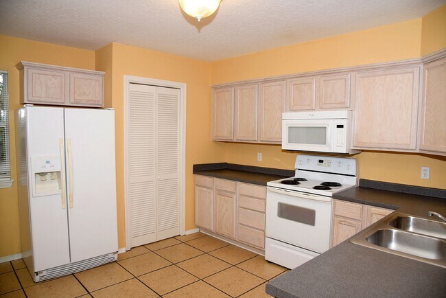 Building Photo - 2 Bedroom Townhouse in Great Location!