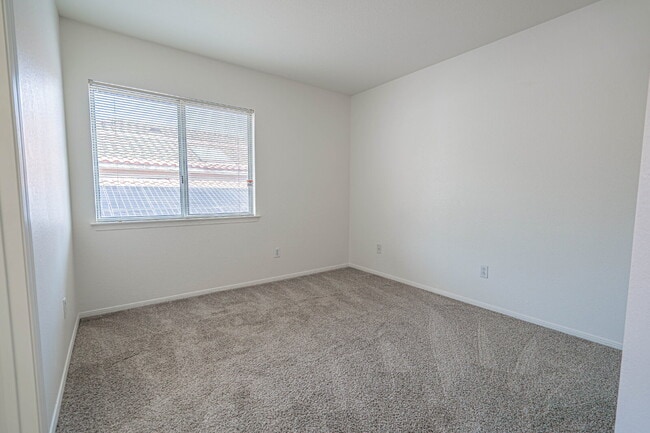 Building Photo - Charming Castaic Home Available 4/7/26