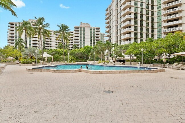 Building Photo - 1121 Crandon Blvd