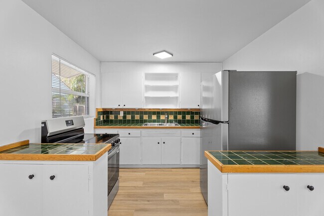 Building Photo - 401 42nd St