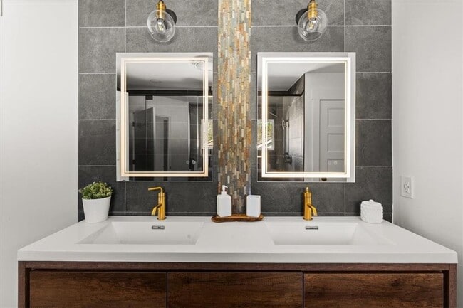 Building Photo - 425 Mikasa Dr