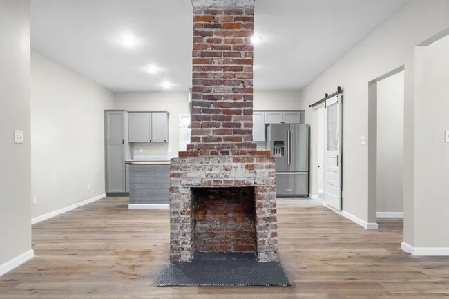 Building Photo - 828 Gracey Ave