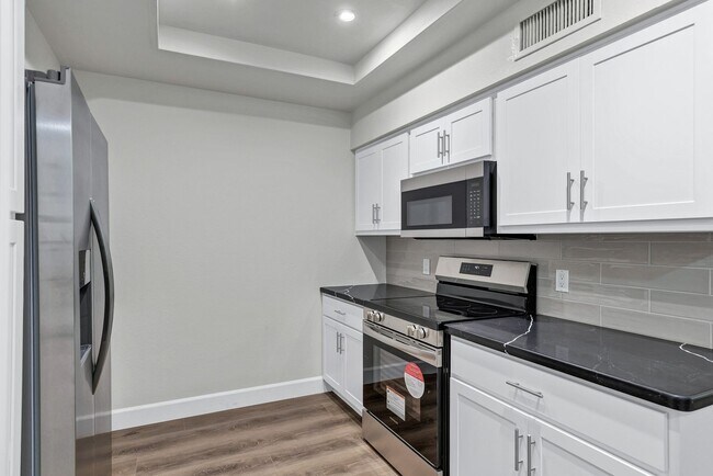 Building Photo - 2/2